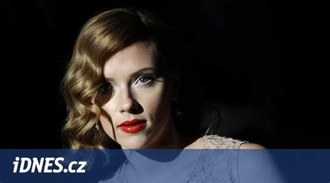 scarlett johansson naha|Johanssonová o zveřejnění nahých fotek: Je to